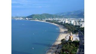  Bãi biển Nha Trang thu hút du khách trong nước và quốc tế